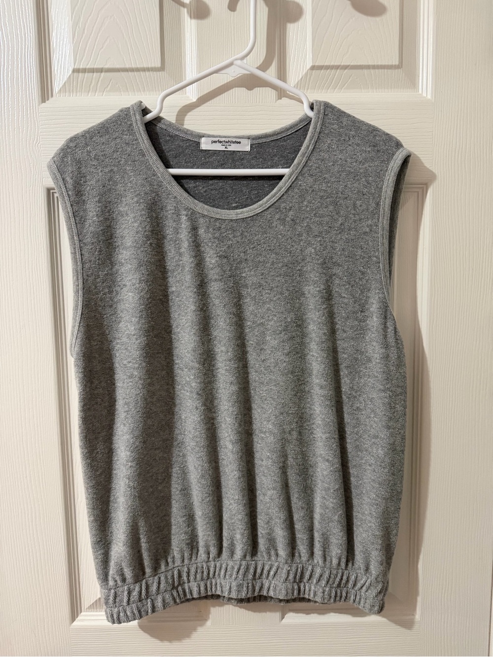 perfect white tee sleeveless top in gray